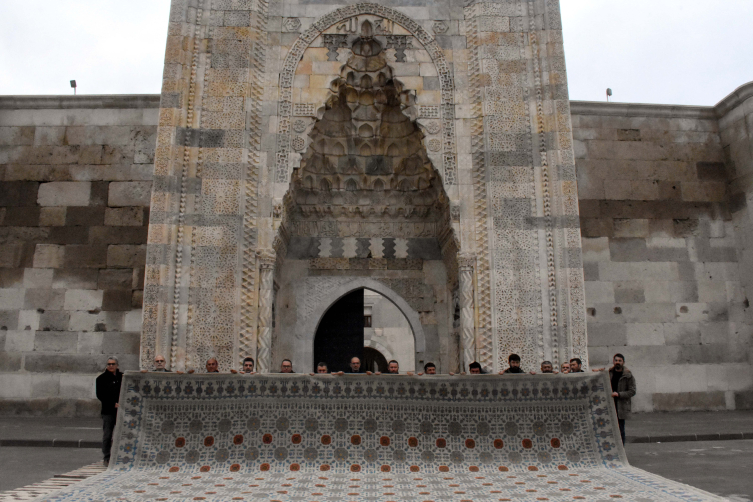 Aksaray'ın Sultanhanı ilçesinde, Selçuklu motifleriyle dokunan 120 metrekarelik halı, Birleşik Krallık'taki bir sarayda kullanılacak.
